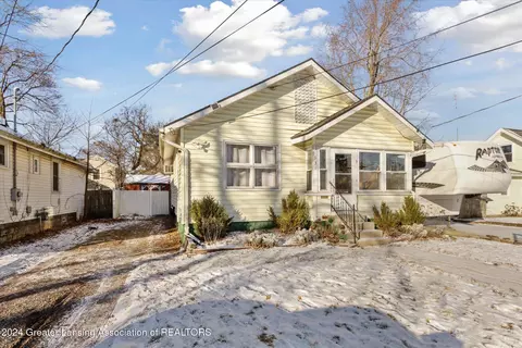 931 Comfort St, Lansing, MI 48915