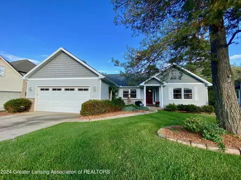 1117 Red Cliffe Dr, Lansing, MI 48917