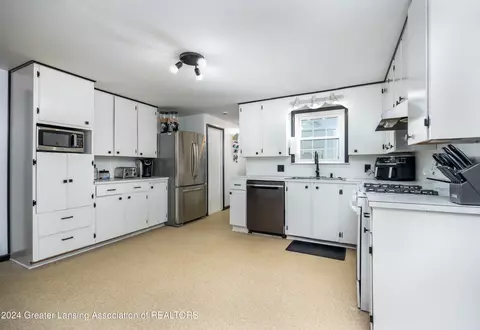Kitchen - 490 S Nevins Rd, Stanton, MI 48888 photo 2 of 2