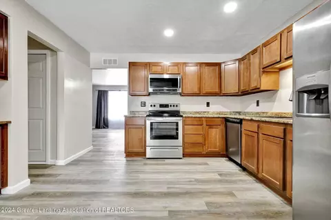 Entry Way - 321 N Dibble Ave, Lansing, MI 48917 photo 2 of 2