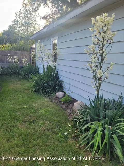 Exterior - 321 N Dibble Ave, Lansing, MI 48917 photo 3 of 5