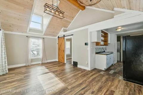 Entry Way - 3700 Lowcroft Ave, Lansing, MI 48910 photo 2 of 6