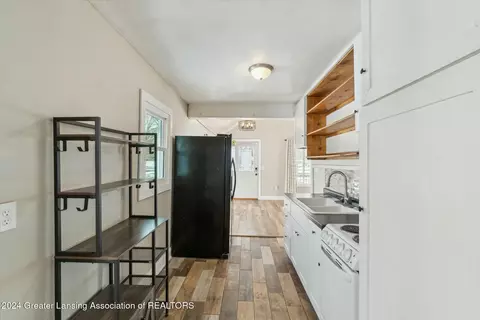 Entry Way - 3700 Lowcroft Ave, Lansing, MI 48910 photo 4 of 6