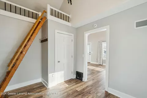 Entry Way - 3700 Lowcroft Ave, Lansing, MI 48910 photo 3 of 6