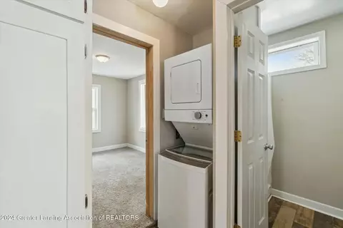 Entry Way - 3700 Lowcroft Ave, Lansing, MI 48910 photo 5 of 6