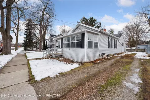 307 E Cass St, Saint Johns, MI 48879 photo 3