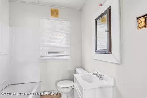 Bath - 526 Torrence Ct, Lansing, MI 48910 photo 1 of 1