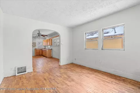 Living - 526 Torrence Ct, Lansing, MI 48910 photo 1 of 1