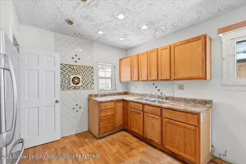 Kitchen - 526 Torrence Ct, Lansing, MI 48910 photo 2 of 2