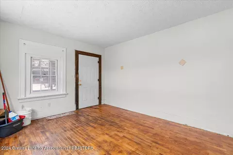 Entry Way - 526 Torrence Ct, Lansing, MI 48910 photo 2 of 4