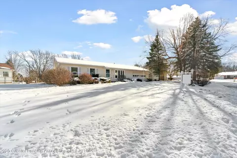 2204 Hilltop Drive Dr, Lansing, MI 48917