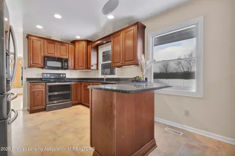 Kitchen - 7346 W Cutler Rd, Dewitt, MI 48820 photo 3 of 5