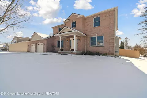 702 Drahner Dr, Eaton Rapids, MI 48827
