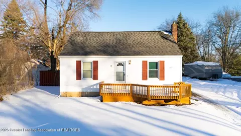 3226 N Cedar St, Lansing, MI 48906