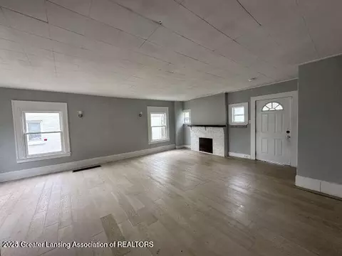 Living - 313 Van Buren St, Jackson, MI 49201 photo 1 of 4