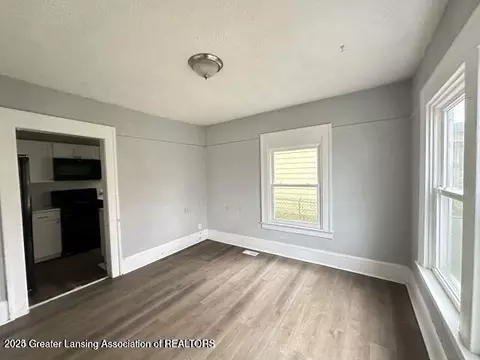 Living - 313 Van Buren St, Jackson, MI 49201 photo 4 of 4