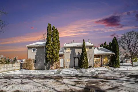 925 Brookside Dr #120, Grand Ledge, MI 48837