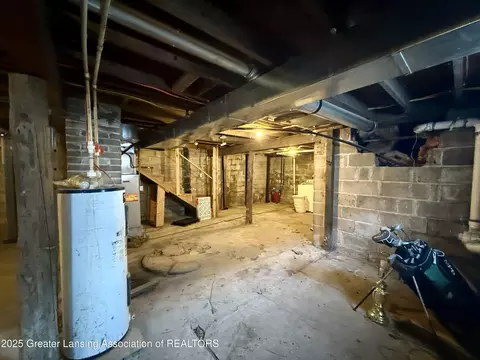 Entry Way - 2517 E Ganson St, Jackson, MI 49202 photo 2 of 2