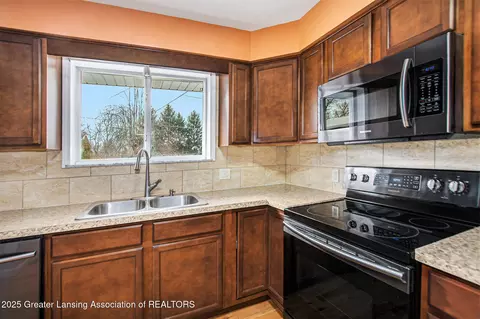 Kitchen - 10281 Stoll Rd, Haslett, MI 48840 photo 2 of 2