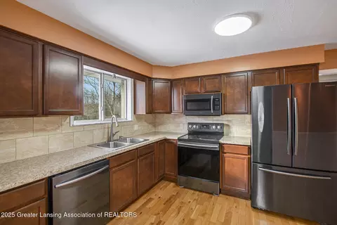 Kitchen - 10281 Stoll Rd, Haslett, MI 48840 photo 1 of 2