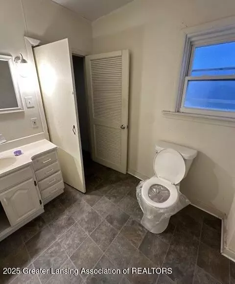 Bath - 1034 Walker St, Jackson, MI 49202 photo 2 of 2
