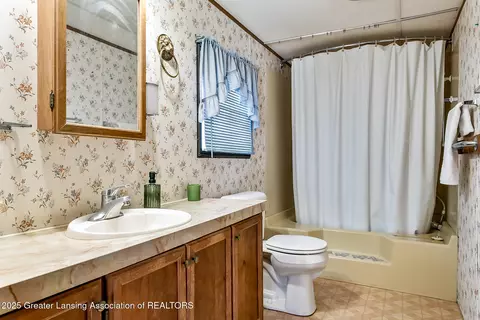 Bath - 501 Poplar St, Maple Rapids, MI 48853 photo 1 of 2