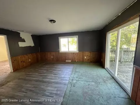 Living - 1233 Longfellow Ave, Jackson, MI 49202 photo 4 of 5