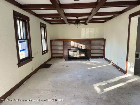 Living - 1233 Longfellow Ave, Jackson, MI 49202 photo 2 of 5