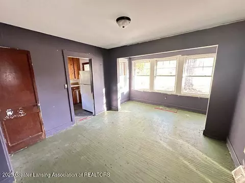 Living - 1233 Longfellow Ave, Jackson, MI 49202 photo 3 of 5