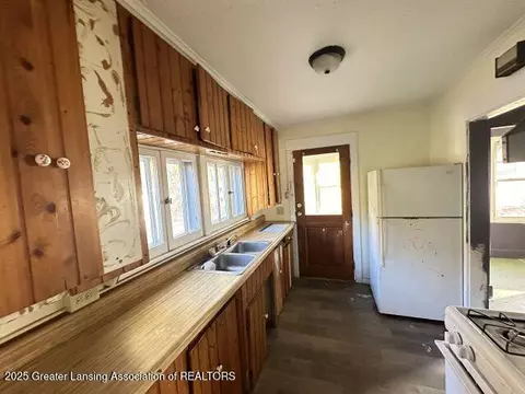 Kitchen - 1233 Longfellow Ave, Jackson, MI 49202 photo 2 of 2
