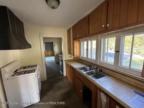 Entry Way - 1233 Longfellow Ave, Jackson, MI 49202 photo 1 of 1