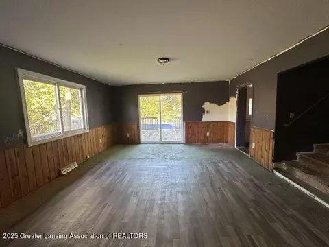 Living - 1233 Longfellow Ave, Jackson, MI 49202 photo 5 of 5