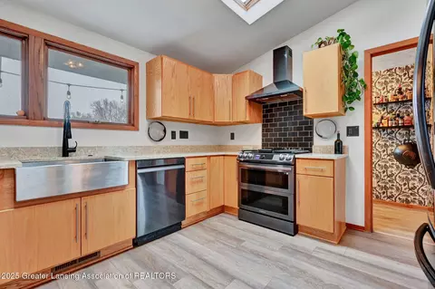 Kitchen - 1615 Haslett Rd, Williamston, MI 48895 photo 2 of 5