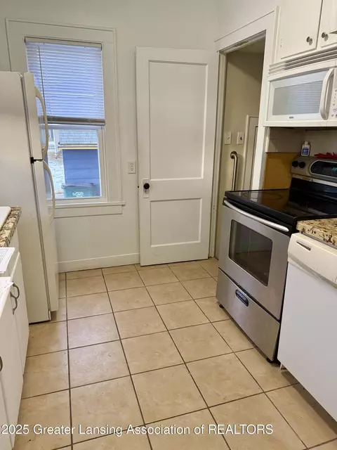 701 E Cavanaugh Rd, Lansing, MI 48910 photo 12