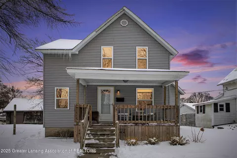 321 Greenwood St, Grand Ledge, MI 48837