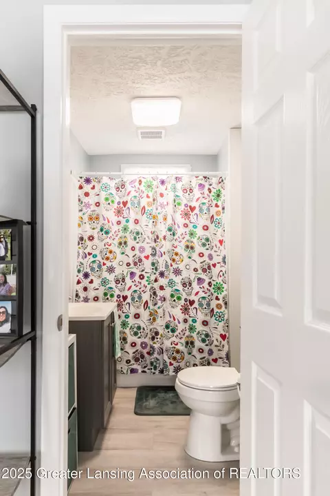 Bath - 1909 Phillips Ave, Holt, MI 48842 photo 1 of 2