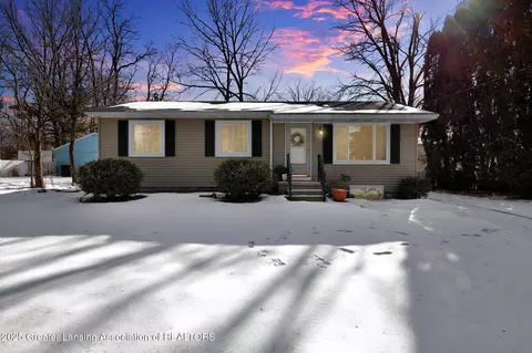 5815 Lake Dr, Haslett, MI 48840