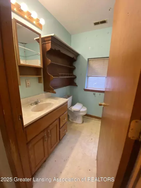 128 E High St, Ovid, MI 48866 photo 2