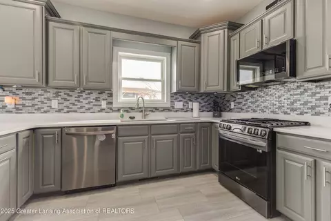 Kitchen - 11775 S Francis Rd, Dewitt, MI 48820 photo 3 of 3