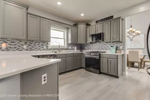 Kitchen - 11775 S Francis Rd, Dewitt, MI 48820 photo 2 of 3