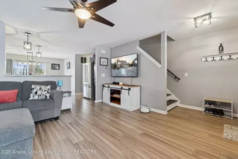 Entry Way - 3070 Moccasin Dr, Dewitt, MI 48820 photo 3 of 8