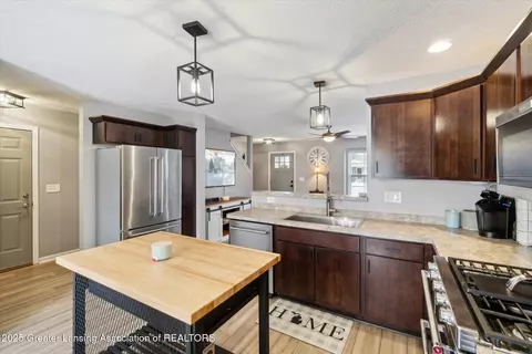 Kitchen - 3070 Moccasin Dr, Dewitt, MI 48820 photo 2 of 4