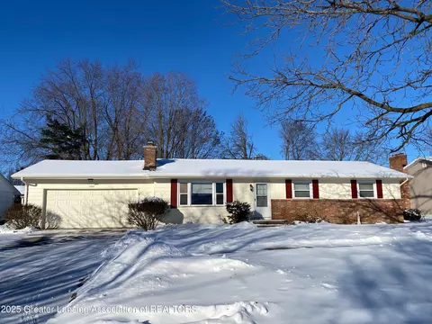1002 Lincolnshire Dr #DRIVE, Saint Johns, MI 48879