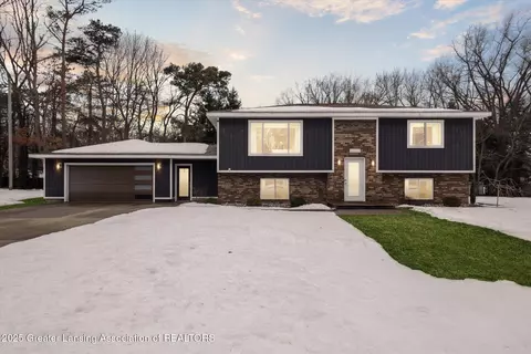 14081 Luckett Ln, Grand Haven, MI 49417