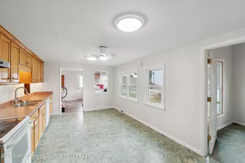 Entry Way - 1801 N Sutton Rd, Jackson, MI 49202 photo 4 of 6