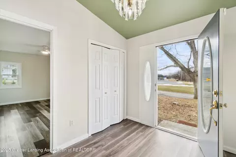 Entry Way - 1801 N Sutton Rd, Jackson, MI 49202 photo 2 of 6