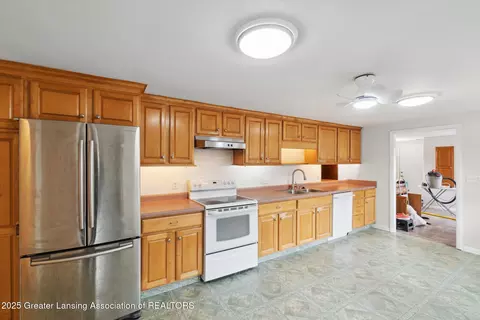 Kitchen - 1801 N Sutton Rd, Jackson, MI 49202 photo 2 of 3