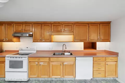 Kitchen - 1801 N Sutton Rd, Jackson, MI 49202 photo 3 of 3