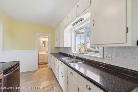 Kitchen - 2614 E Walker Rd, Saint Johns, MI 48879 photo 2 of 3