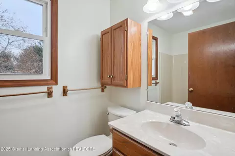 Bath - 745 Tanbark Dr, Dimondale, MI 48821 photo 2 of 4